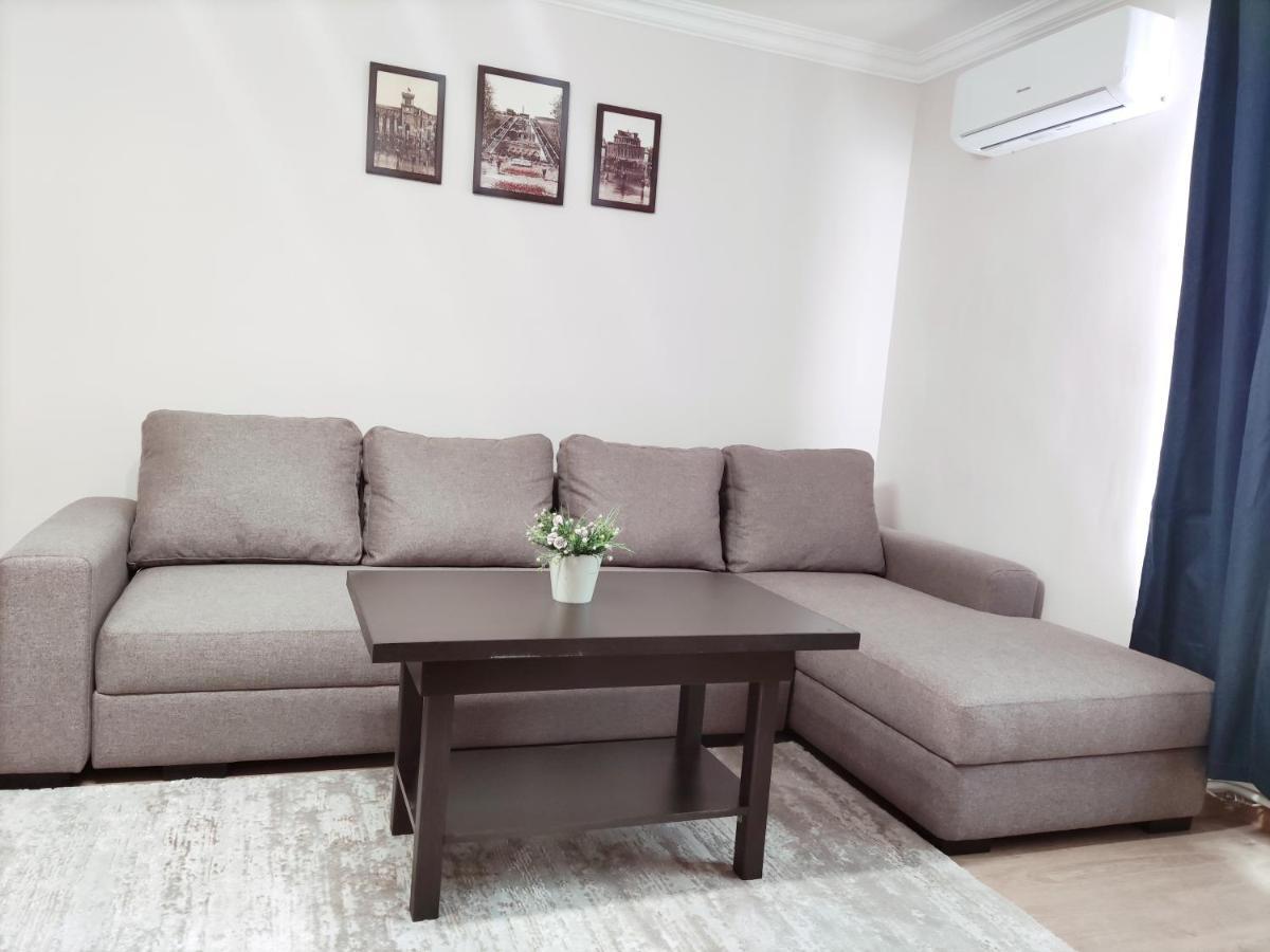 Renovated 1 Bedroom With King Size Bed In Kentron Ereván Exterior foto