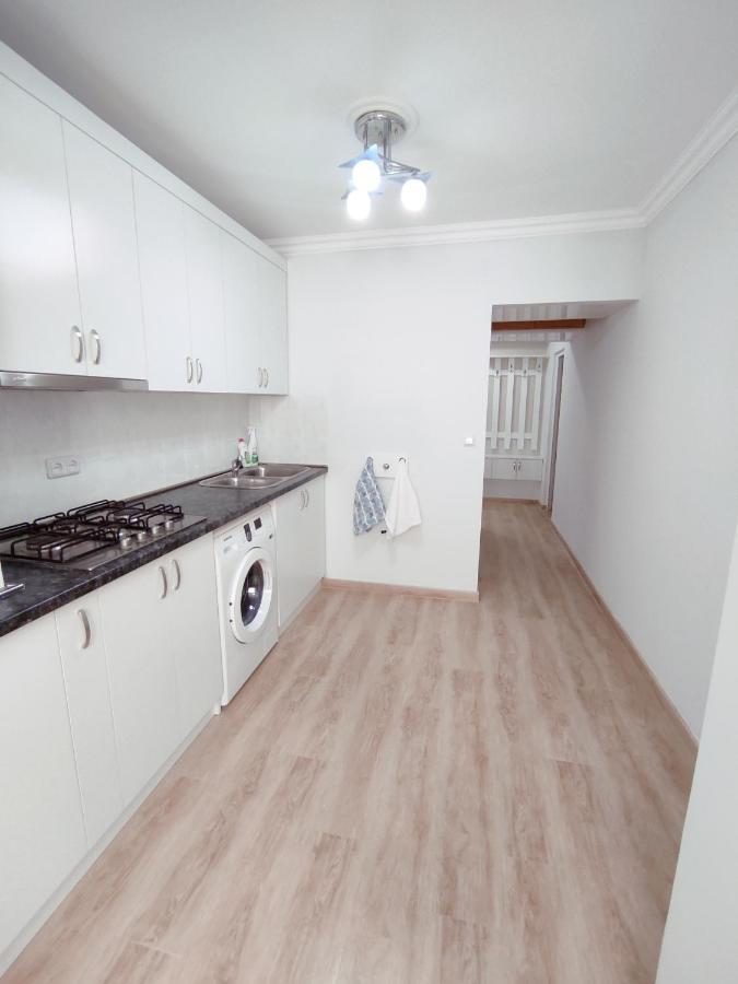 Renovated 1 Bedroom With King Size Bed In Kentron Ereván Exterior foto